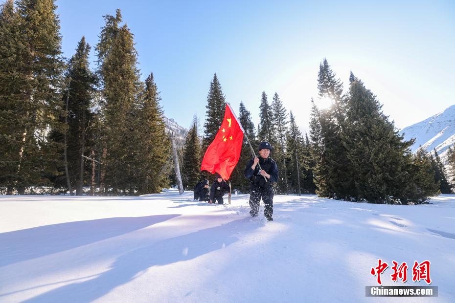 “積雪沒(méi)過(guò)小腿”新疆阿勒泰民警踏雪巡邊