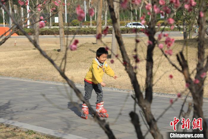 小朋友公園里玩耍。　鄧小強(qiáng) 攝