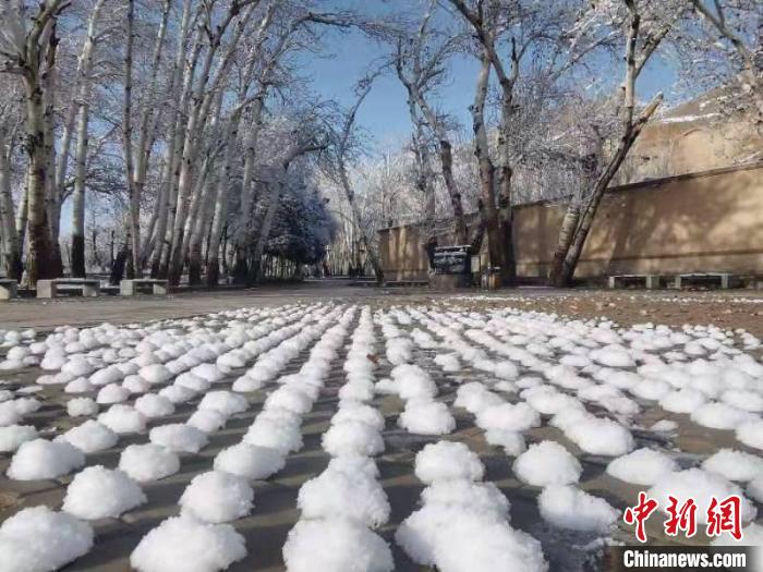 圖為春雪過后的莫高窟美不勝收?！≈鼙笕?攝