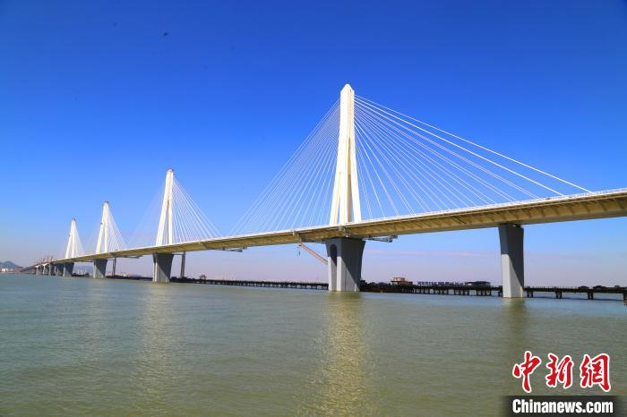 建設(shè)中的珠海金海特大橋。　孟慶虎 攝