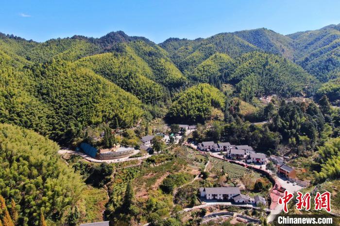 航拍江西井岡山市神山村，青山環(huán)繞，風(fēng)景秀美?！⒘?攝