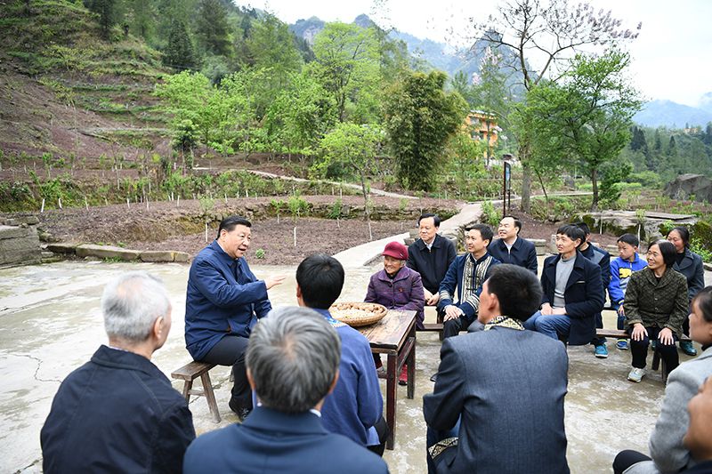 2019年4月15日，習(xí)近平總書記在重慶石柱土家族自治縣中益鄉(xiāng)華溪村同村民代表、基層干部、扶貧干部、鄉(xiāng)村醫(yī)生等圍坐在一起，共話脫貧攻堅(jiān)。