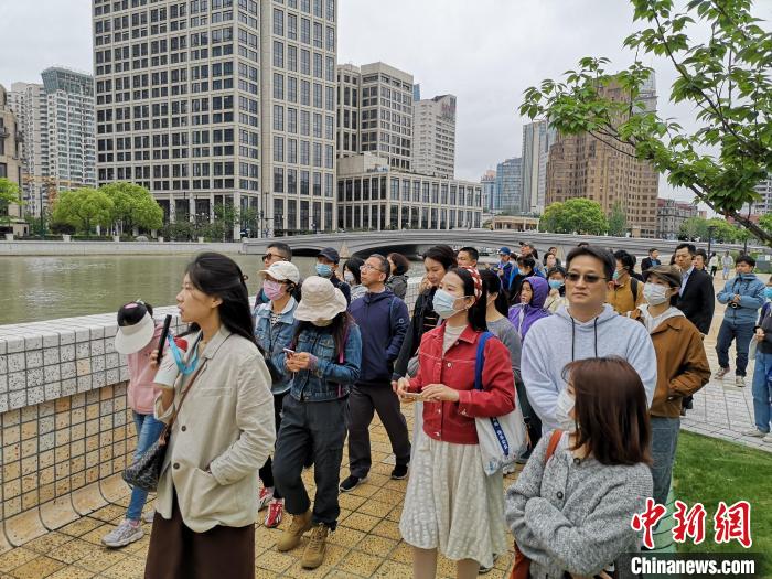 新階層人士走讀黃浦蘇州河沿岸?！》队畋?攝