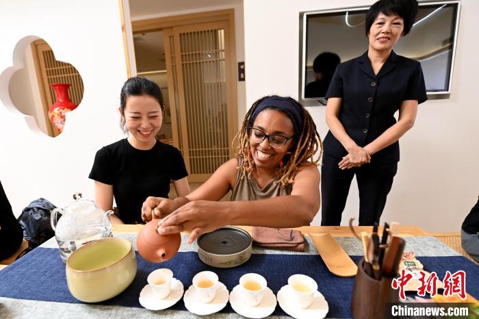 代表團(tuán)成員在漳州古城體驗(yàn)中國(guó)茶文化?！埥鸫?攝