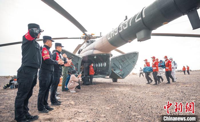 圖為阿拉善邊境管理支隊(duì)民警目送航天員登機(jī)離開?！缇?攝