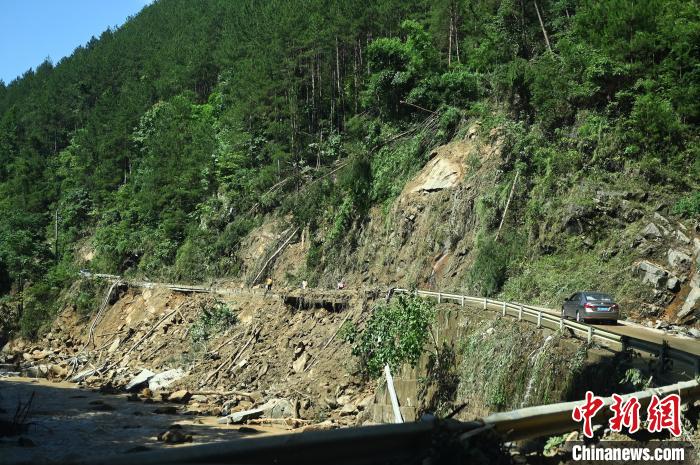 圖為重慶萬州受災(zāi)地區(qū)。　陳超 攝