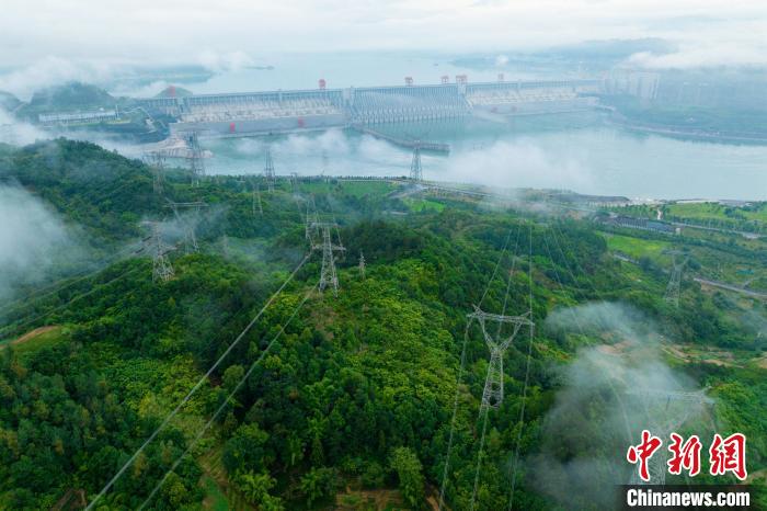 三峽輸電線路。　何偉 攝