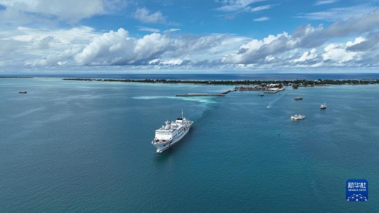 7月22日，中國(guó)海軍“和平方舟”號(hào)醫(yī)院船結(jié)束基里巴斯訪問(wèn)，駛離塔拉瓦港。新華社發(fā)（桂江波 攝）