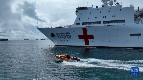 7月22日，中國(guó)海軍“和平方舟”號(hào)醫(yī)院船駛離塔拉瓦港途中，基里巴斯當(dāng)?shù)孛癖婑{船揮手告別。新華社發(fā)（桂江波 攝）