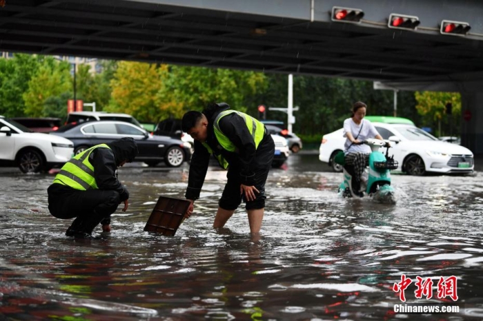 7月30日，河北省持續(xù)發(fā)布暴雨紅色預(yù)警信號(hào)。受今年第5號(hào)臺(tái)風(fēng)“杜蘇芮”殘余環(huán)流影響，7月28日以來(lái)，地處華北地區(qū)的河北省大部出現(xiàn)降雨。30日17時(shí)，該省氣象臺(tái)發(fā)布當(dāng)日第三次暴雨紅色預(yù)警信號(hào)。石家莊市城區(qū)不少區(qū)域積水嚴(yán)重，城管、環(huán)衛(wèi)、園林、市政等部門緊急出動(dòng)，聯(lián)合疏堵保暢，筑牢防汛安全屏障。圖為石家莊裕華區(qū)城管局防汛隊(duì)員對(duì)沿街收水井進(jìn)行雜物清理，以保證排水暢通。翟羽佳 攝