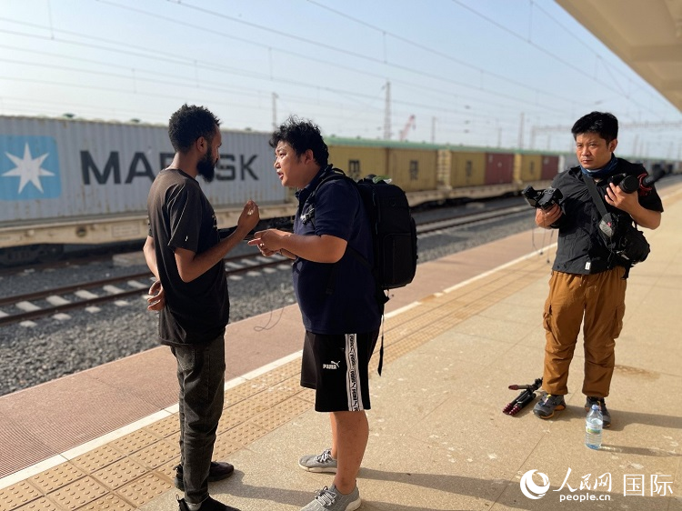 亞吉鐵路吉布提線工作人員介紹列車運(yùn)營(yíng)情況。人民網(wǎng)記者 趙艷紅攝