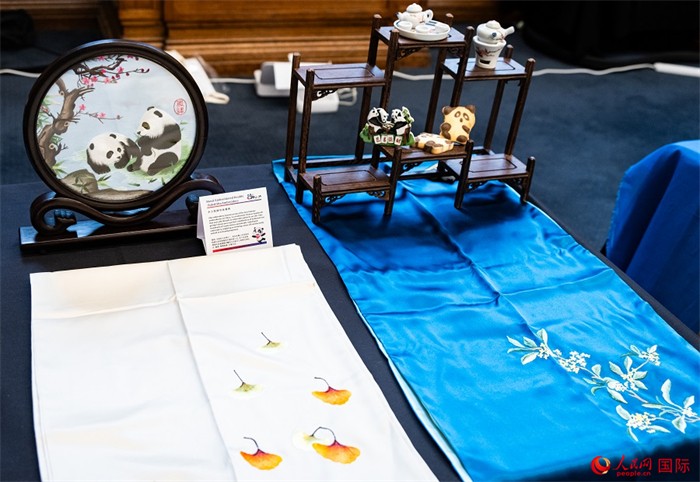 活動現(xiàn)場的現(xiàn)場文創(chuàng)展、互動體驗區(qū)、非遺區(qū)展示。人民網(wǎng) 郭錦標攝