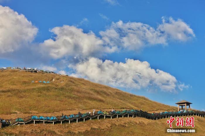 資料圖：圖為江西武功山高山草甸旁的登山步道，游客在登山。 劉力鑫 攝