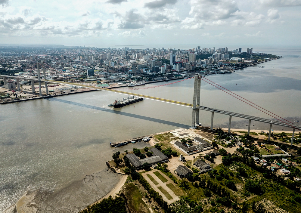 這是2019年4月8日在莫桑比克首都馬普托拍攝的馬普托大橋（無人機照片）。新華社記者 張宇 攝