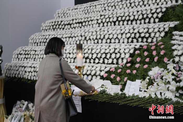 當(dāng)?shù)貢r間11月1日23時45分許，韓國民眾在位于首爾廣場的集體焚香所悼念梨泰院踩踏事故遇難者。 <a target='_blank' href='/'><p  align=