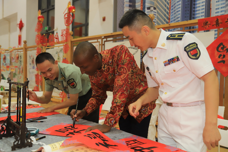 與會(huì)嘉賓體驗(yàn)中國(guó)書(shū)法創(chuàng)作。郭文成攝