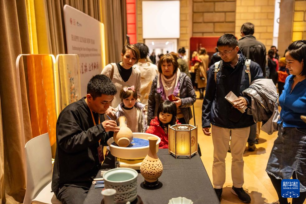 2月11日，參觀者在美國費城藝術(shù)博物館舉行的龍年迎新春活動上觀看瓷器制作。新華社發(fā)（周煥新攝）