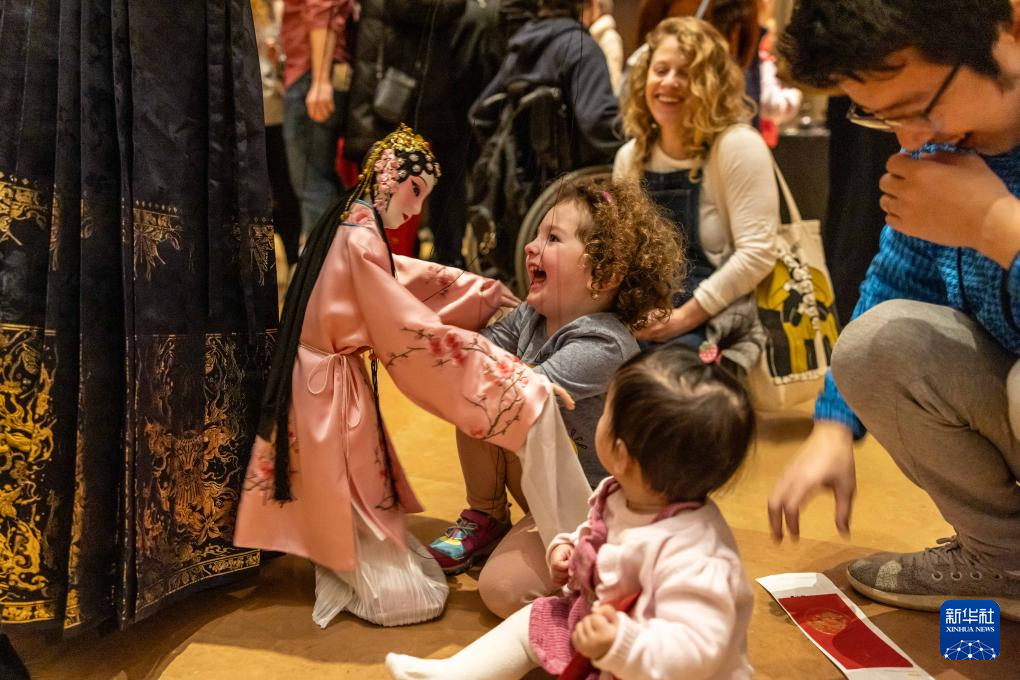 2月11日，孩子們在美國費城藝術(shù)博物館舉行的龍年迎新春活動上體驗木偶戲。新華社發(fā)（周煥新攝）