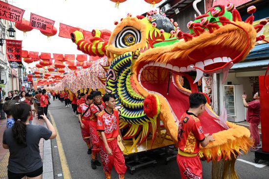 2月1日，由馬來西亞和中國的100多名青少年組成的舞龍隊在馬來西亞馬六甲市雞場街上共舞一條近200米的“長龍”。這是活動現(xiàn)場的“長龍”。新華社記者程一恒攝