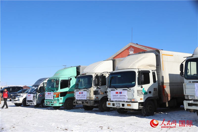 6.3月18日，滿載賑災(zāi)物資卡車在中央省額爾登縣整裝待發(fā)。人民網(wǎng)記者 霍文攝