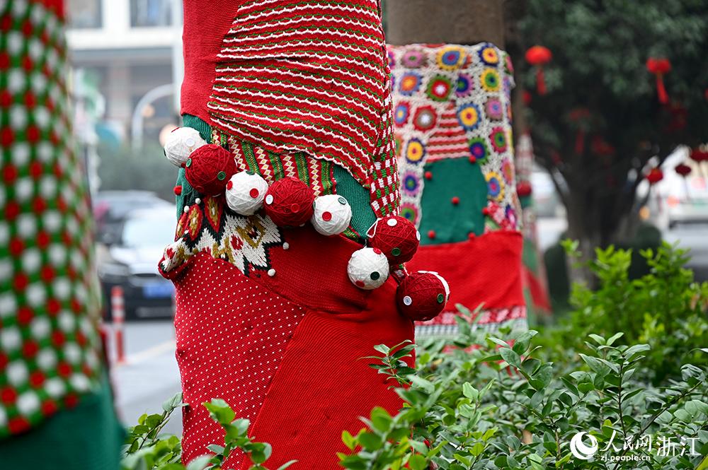 杭州市拱墅區(qū)獅虎橋路上的行道樹“穿”上了新裝。人民網(wǎng) 葉賓得攝