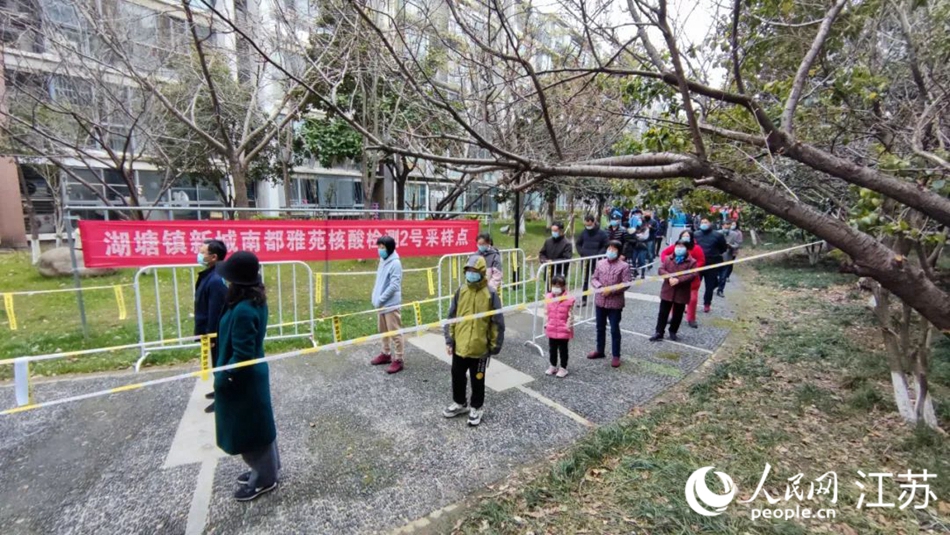 湖塘鎮(zhèn)黨員干部定點、定人、定崗、定責保障核酸檢測有序進行。 武進區(qū)委宣傳部供圖