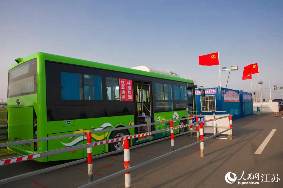 淮安市客總汽車運(yùn)輸有限公司調(diào)集兩部車況最佳“核酸采樣流動(dòng)車”，組建黨員“先鋒崗”。紀(jì)星名攝