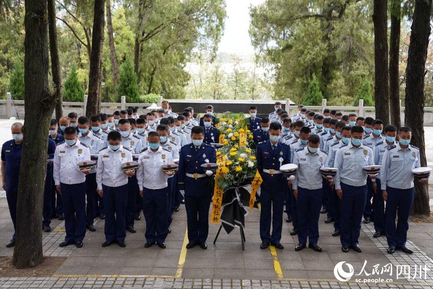 涼山州森林消防支隊駐西昌全體消防救援人員一同前往西昌市烈士陵園舉行紀念活動。樊文淵攝