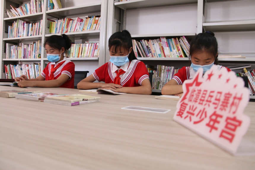 河北省臨漳縣柏鶴集鄉(xiāng)兵馬寨村復(fù)興少年宮，孩子們?cè)陂営[室讀書。 申志好攝