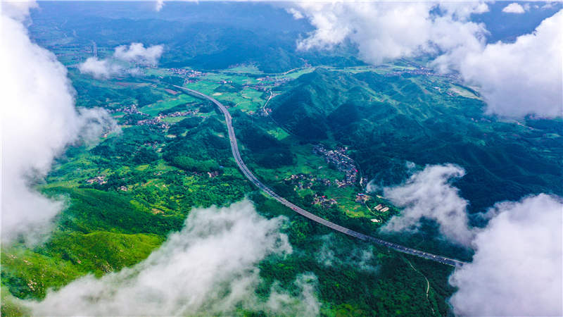 湖南省常寧市廟前鎮(zhèn)泉井村，云霧繚繞，青山蒼翠，公路蜿蜒，秀美如畫。周秀魚春攝