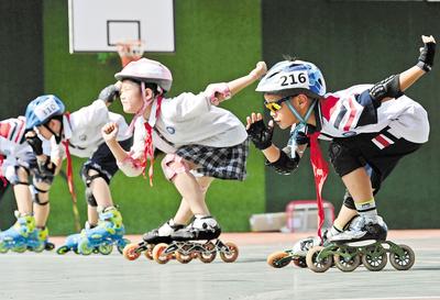 6月23日，邯鄲市邯山區(qū)實(shí)驗(yàn)小學(xué)的學(xué)生在練習(xí)輪滑。 當(dāng)日是國(guó)際奧林匹克日，該小學(xué)開展了“我運(yùn)動(dòng)、我健康、我快樂(lè)”為主題的體育活動(dòng)，通過(guò)足球、籃球、武術(shù)、輪滑、擊劍等運(yùn)動(dòng)，讓學(xué)生們享受運(yùn)動(dòng)健身的快樂(lè)，感受運(yùn)動(dòng)的魅力。 河北日?qǐng)?bào)通訊員 郝群英攝