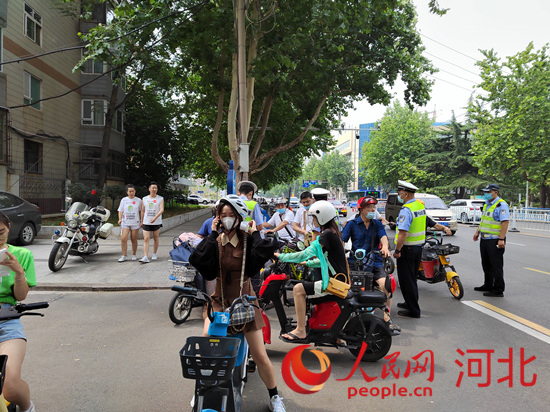 石家莊交警在查處非機(jī)動(dòng)車(chē)違章。人民網(wǎng)祝龍超攝