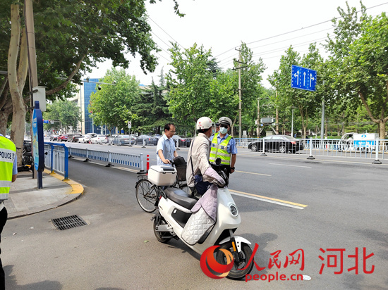 石家莊交警在查處非機(jī)動(dòng)車(chē)違章。人民網(wǎng)祝龍超攝