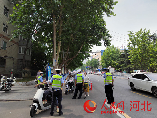 石家莊交警在查處非機(jī)動(dòng)車(chē)違章。人民網(wǎng)祝龍超攝