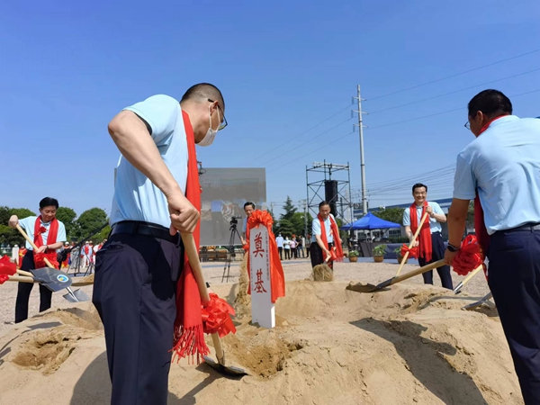 作為今年荷花節(jié)“開場秀”，理士新能源智造園區(qū)項(xiàng)目正式開工。人民網(wǎng) 馬曉波攝