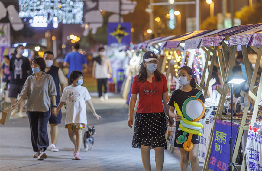 青年無限宇宙潮動市集匯聚眾多文創(chuàng)產(chǎn)品，豐富市民夜生活。王英浩攝