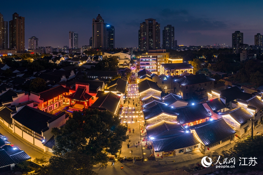 熙南里歷史文化休閑街區(qū)夜景。熙熙攝