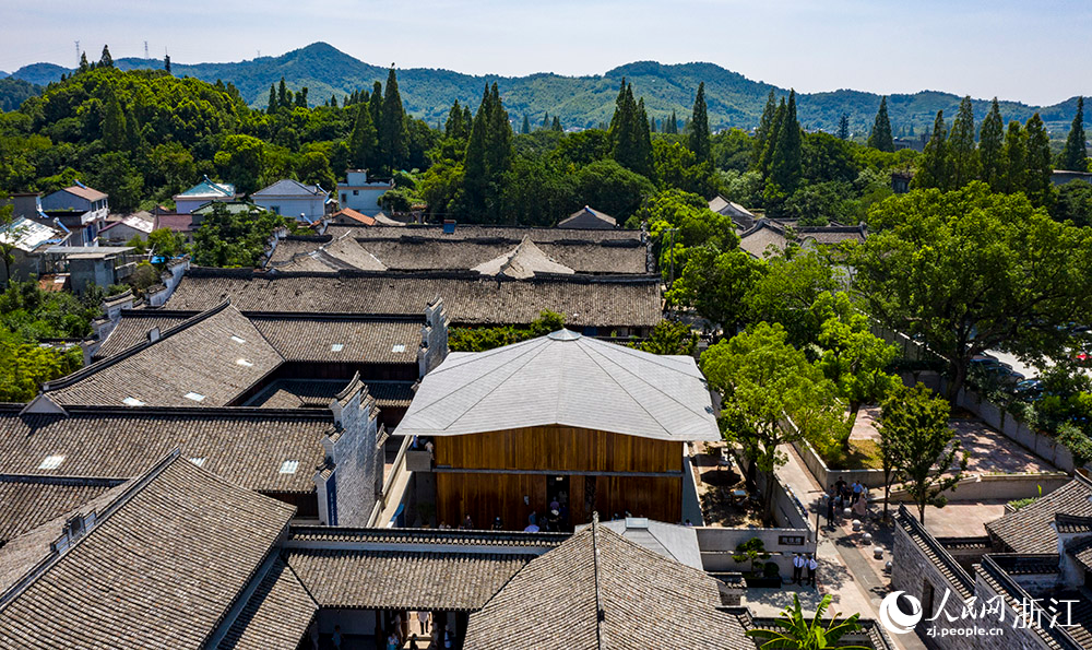 7月23日，空中俯瞰位于寧波市江北區(qū)慈城鎮(zhèn)的抱珠樓。人民網(wǎng) 章勇濤攝