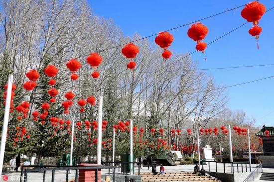 2月10日，古城拉薩宗角祿康公園紅彤彤的燈籠高掛，洋溢著濃郁的節(jié)日喜慶氛圍。