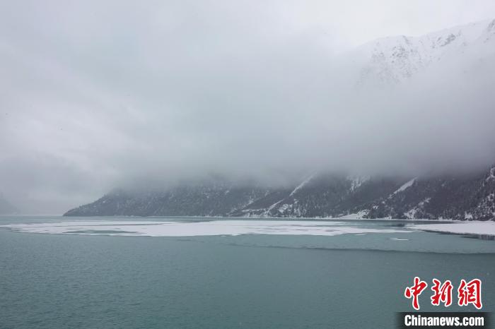 然烏湖春雪飄落?！∪轿木?攝