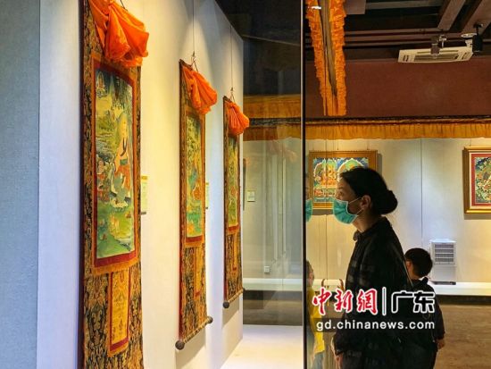 80余幅國家級(jí)非遺大師希熱布唐卡作品東莞展出。圖為充滿神秘色彩的唐卡作品吸引人駐足觀看(徐倩 攝)