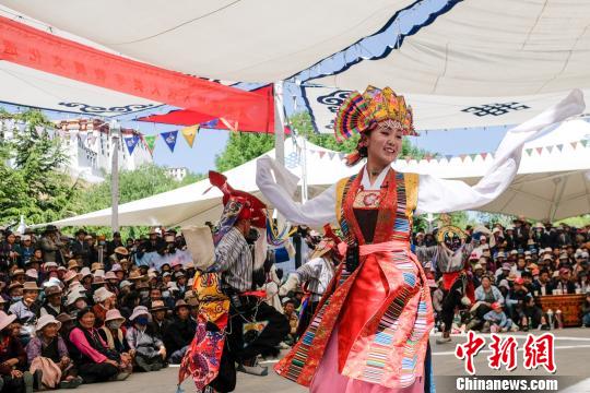 圖為拉薩市民在觀看非遺藏戲表演。　何蓬磊 攝