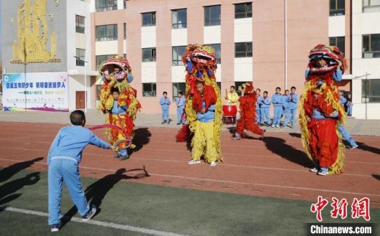 圖為西寧市陽光小學(xué)學(xué)生參加舞獅社團(tuán)?！●R銘言 攝