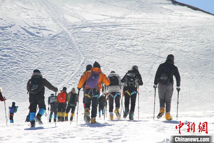 圖為2019年，普通民眾在洛堆峰體驗(yàn)登雪山活動(dòng)。資料圖 趙朗 攝