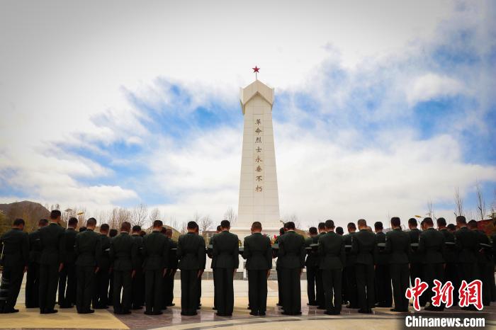 西藏軍區(qū)官兵緬懷先烈：英雄都不應該被遺忘