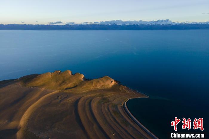 圖為著名的西藏“天湖”納木錯風光，遠處為念青唐古拉雪山?！〗w波 攝