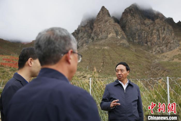 圖為西藏自治區(qū)人大常委會副主任、拉薩南北山綠化指揮部副總指揮江白(右)?！∝暣_ 攝