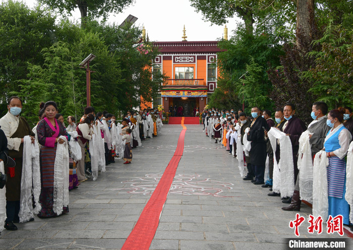 7月30日，在位于拉薩的雪林多吉頗章內(nèi)，各族各界信眾列隊(duì)歡迎班禪回藏。　<a target='_blank' ><p  align=