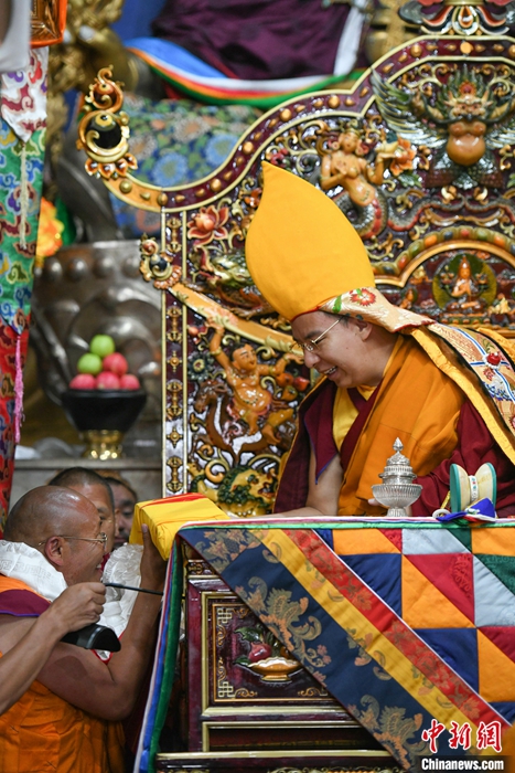 8月23日，班禪來到申扎縣色布寺禮佛、講經(jīng)，色布寺高僧向班禪敬獻經(jīng)書。<a target='_blank' ><p  align=