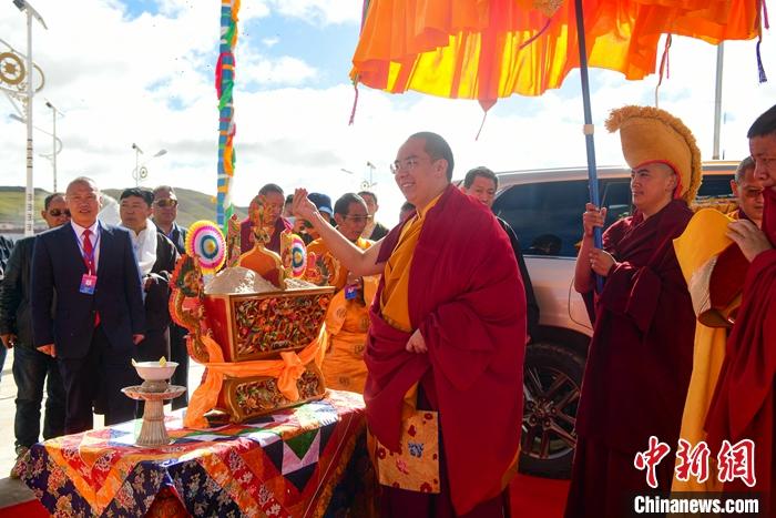 8月26日，班禪來到安多縣白日寺禮佛、講經(jīng)，該寺以最高禮儀迎請班禪。<a target='_blank' ><p  align=